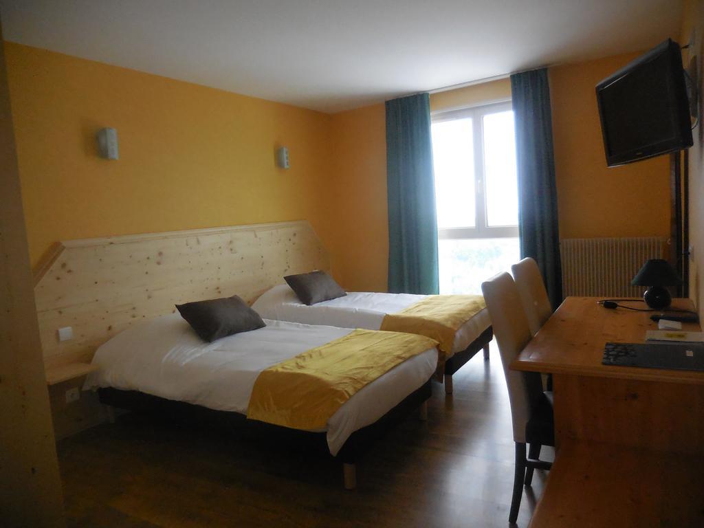 Logis Le Saint Cyr Montmelard Exterior foto
