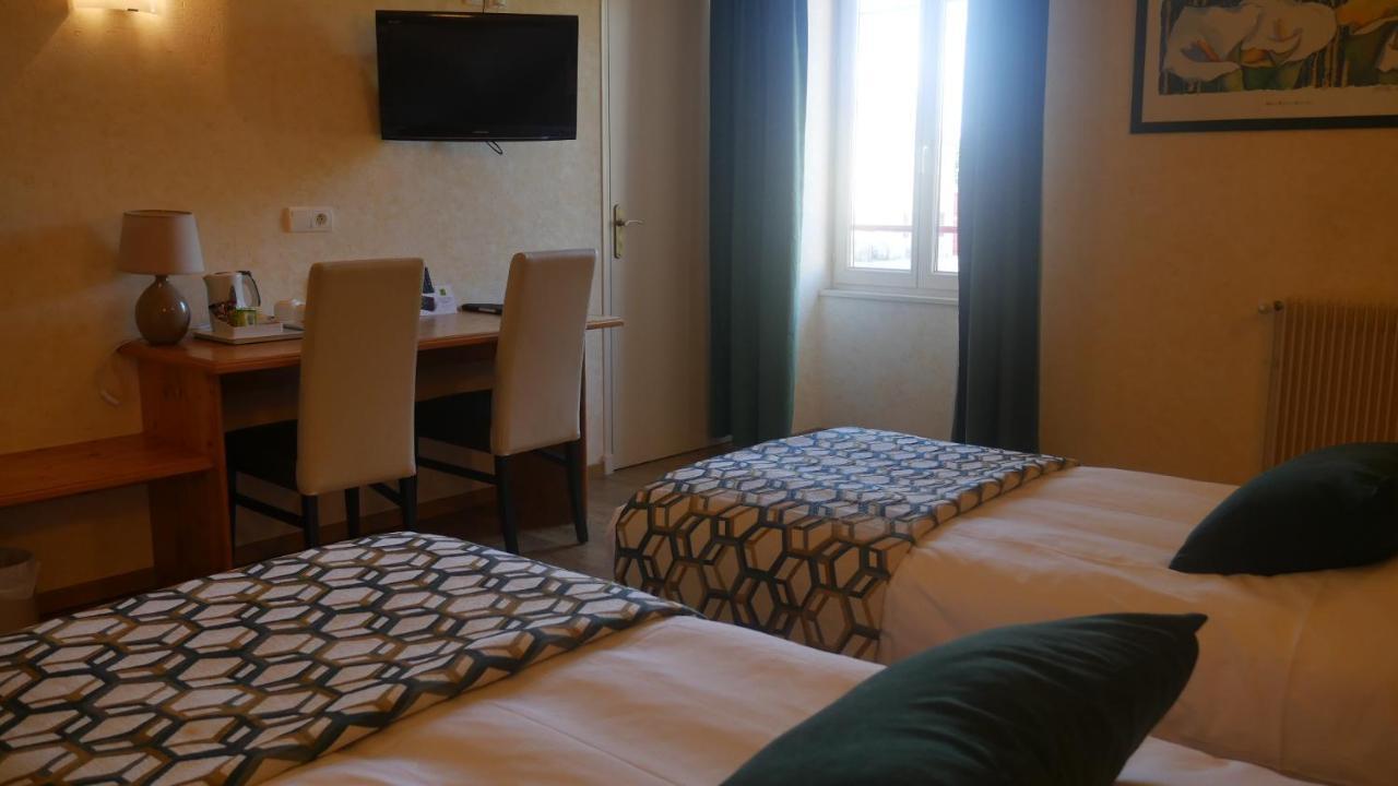 Logis Le Saint Cyr Montmelard Exterior foto