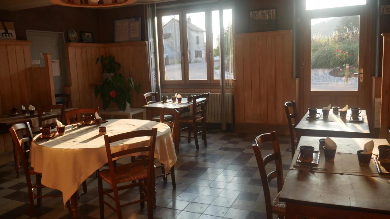 Logis Le Saint Cyr Montmelard Exterior foto