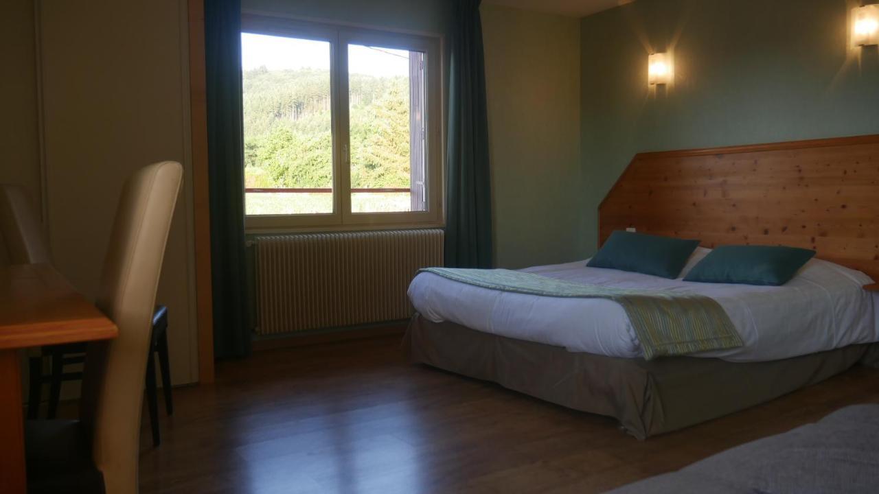 Logis Le Saint Cyr Montmelard Exterior foto